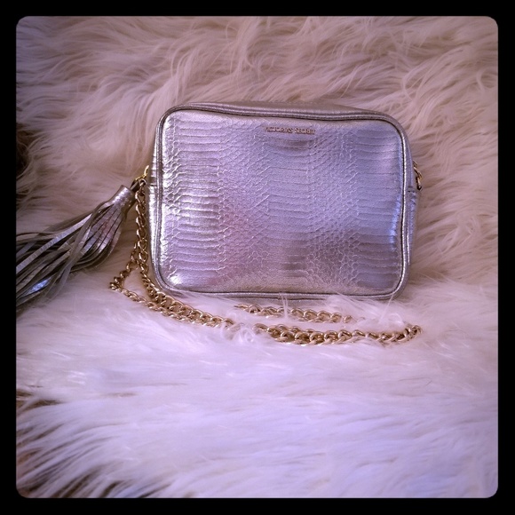 Victoria's Secret Handbags - 💥Victoria's Secret silver crossbody